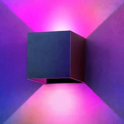 LEDlife Cubic væglampe i sort aluminium med op- og nedadgående lysstråler i lilla og pink.