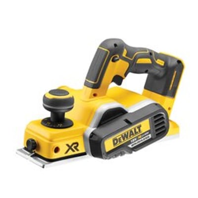 DeWalt 18V kulløs høvl DCP580NT-XJ i gul og sort med batteri monteret, vist på hvid baggrund.