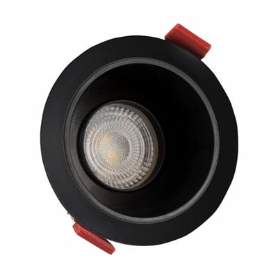 SpectrumLED GU10-indbygningsspot i sort aluminium set forfra med sort reflektor, lyskilde og røde monteringsclips.