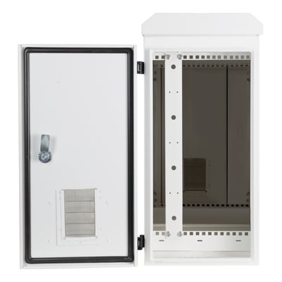 Deltaco 19" kabinet 6U, hvidt, med åben frontdør der viser det tomme kabinet med monterede rack-skinner og en udluftningsrist.