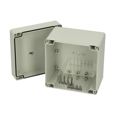 Åben Fibox monteringskasse i lysegrå polycarbonat, viser indvendige monteringspunkter og skruer. Mål 120 x 122 mm.