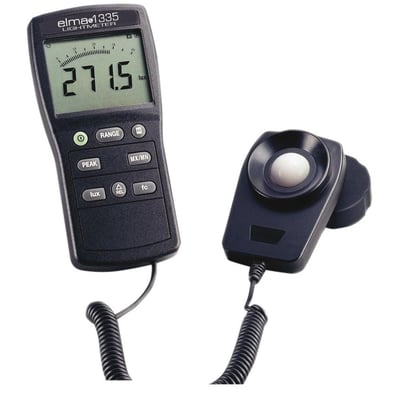 Detalje af Elma 1335 luxmeter og dens separate lyssensor, monteret på hvid baggrund for klarhed.