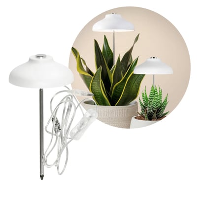 Kobi VERDI hvidt plantelys på spyd med USB-ledning, vist ved siden af planter i potter.