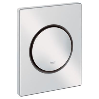 Grohe Novo Cosmopolitan urinal betjeningsplade i krom finish med sort kant omkring den cirkulære knap, viser et stilrent design.