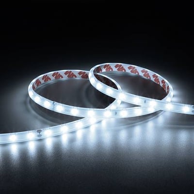 Ansell Lighting E-Cell Eco LED strip, 5 meter, der bøjer sig i blødt, dagslysende hvidt lys mod mørk baggrund.