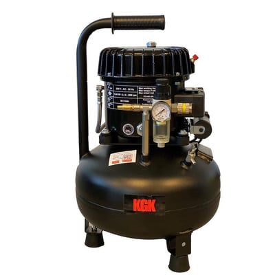 KGK kompressor med 15 liters tank, 0,5 hk og 8 bar tryk, viser betjeningsknapper og manometer på hvid baggrund.
