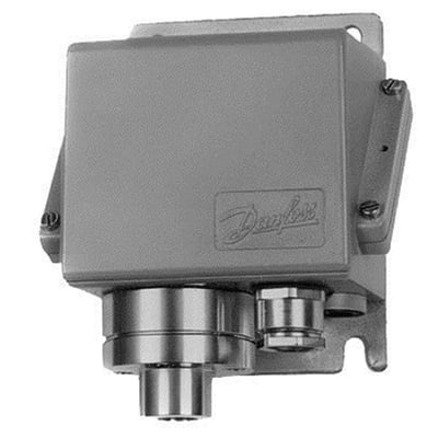 Bagfra af Danfoss KPS 45 pressostat i grå metalboks med logo, monteringsbeslag og kabelgennemføringer.