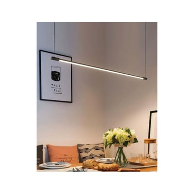 Sort, dæmpbar spisebordslampe på 86 cm med slankt LED-lys hænger over et dækket spisebord.