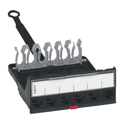 Legrand LCS aftagelig tom kassette med 6 huller til patchpanel, viser de tomme RJ45-stikpladser og kabelstyring.