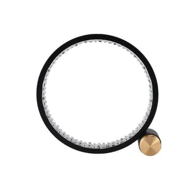 Nærbillede af Slim Cirkel RGBIC lampen, der viser dens sorte ringdesign med en gylden knap på siden.