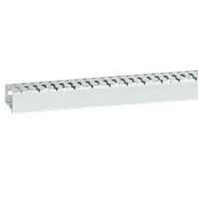 Legrand halogenfri ledningskanal B25 x H60 med 6 mm slidser og perforeringer, 2 meter lang, vist på hvid baggrund.