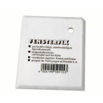 Gummispartel "Ostemad" på 85x85mm med et rundt hul øverst til ophængning og tekst på fronten.