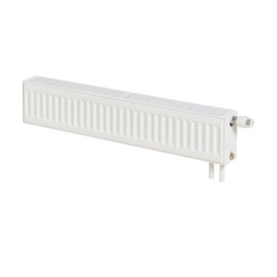 Stelrad Novello Plinth radiator i hvid, 200x2400 mm, med termostat monteret til højre og synlige tilslutningsrør.