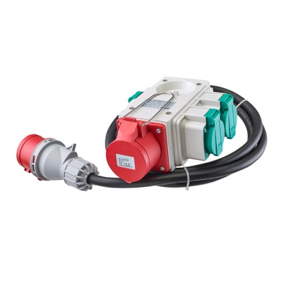 Heatcom forgrenerboks med 1 CEE-udtag og 3 DK-udtag, rød og hvid boks med grønne dæksler og sort ledning.