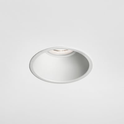 Astro 5701 Minima rund downlight i mat hvid finish, set forfra med indbygget varmt LED lys.