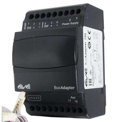 Sort Clint Busadaptor 150 IS-RS485 Modbus-modul med tilslutningsklemmer øverst og nederst, set skråt forfra.