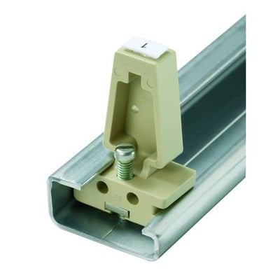 Weidmüller endevinkel EWK2 i beige plastik monteret på TS 32 skinne med skrueterminal og nummereret mærkat.