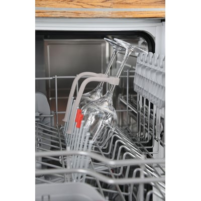 Fire hvide Nordic Quality vinglasholdere holder to vinglas sikkert på plads i opvaskemaskinens øverste kurv.