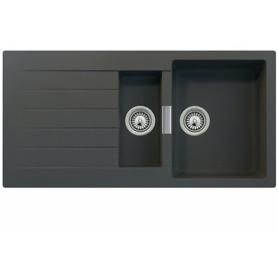 Detalje af Intra Primus D150 køkkenvaskens afløbsbakke med riller, der leder vandet væk.