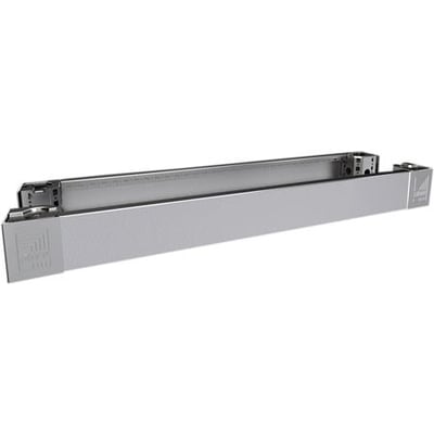 Rittal Sokkelement VX for og bag i rustfrit stål med dimensioner på 1000x100 mm, vist med hjørnestykker.