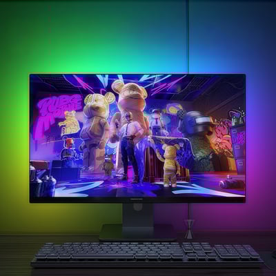 PC Sync LED strip lyser op bag en 27" skærm med et farverigt og levende spilbillede, skaber en medrivende stemning.