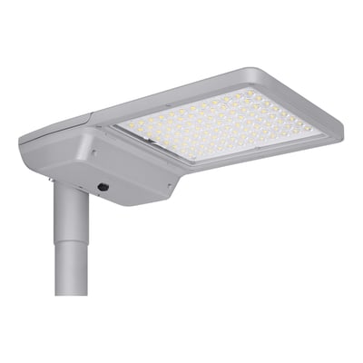 Hvid Ledvance Streetlight Flex L-vejbelysning med synlig LED-flade, monteret på en mast og set skråt ovenfra.
