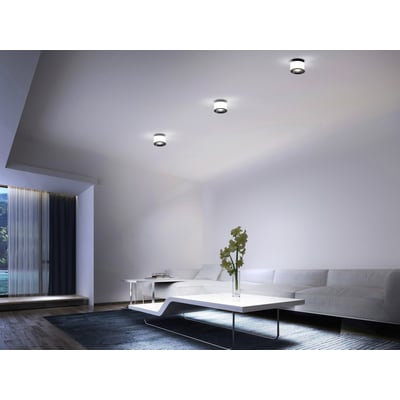 Tre Molto Luce Dark Night LGP loftmonterede armaturer installeret i et moderne opholdsrum med sofa og sofabord.
