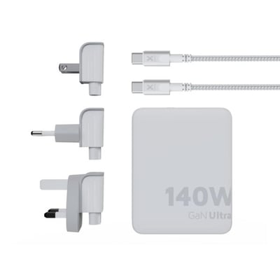 Komplet sæt af Xtorm 140W GaN-Ultra rejseoplader i hvid, inklusive oplader, tre adaptere og to USB-C kabler.