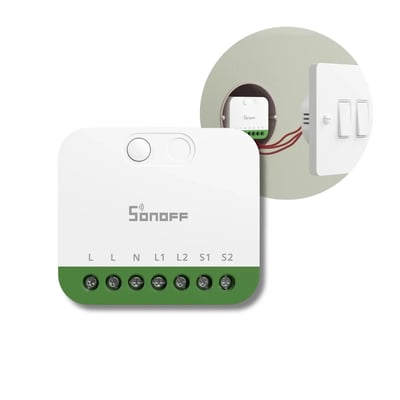Sonoff MINI DUO MINI-2GS er et hvidt smartrelæ med to kanaler og grønne tilslutningsklemmer.