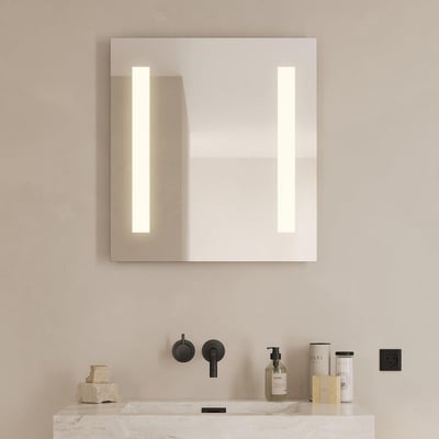 Godhavn spejl med LED lys monteret over et marmorbadeværelsesmøbel med sorte armaturer og sæbedispenser.