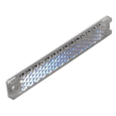 Carlo Gavazzi-prismereflektor med klar, prismemønstret flade og monteringshuller i enderne, set skråt fra oven.