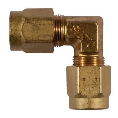 Serto vinkel union, model SO 42021, fremstillet i messing med 8 mm tilslutning på hvid baggrund.