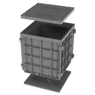 Kabelbrønd i kompositmateriale med løftet dæksel og bundplade, måler 450x500x900 mm, sort plast med 12,5 ton dæksel.