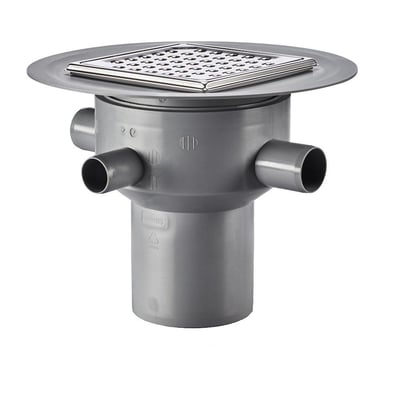 Detaljebillede af Purus Multiflex afløbsskål der viser de to Ø40 mm og et Ø32 mm sideindløb samt PP-plast materiale.
