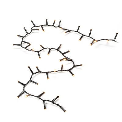 Konstsmide lyskæde med 400 ravfarvede LED'er og sort kabel, ideel til hyggelig indendørs julebelysning.