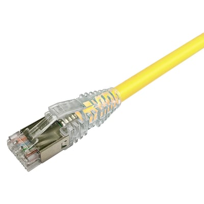 CommScope CAT.6A S/FTP patchkabel på 9 meter i gul, vist med den transparente RJ45-stik med metalafskærmning og aflastningstype.