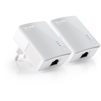 To hvide TP-LINK AV 600 Nano Powerline-adaptere med RJ45-stik og blå indikatorlys, set skråt forfra.