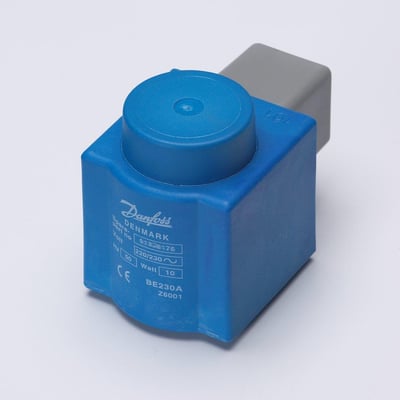 Danfoss spole til AKV ventil, 240VAC, set fra siden med fokus på den blå spole og grå konnektor.