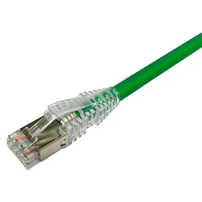 CommScope CAT.6A S/FTP LSZH patchkabel på 2,5 meter i klar grøn med transparente slimline aflastningstykker og metalstik.