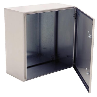 Udvendigt billede af Eldon vægskab i rustfrit stål (800x800x300mm) med åben dør, der afslører et tomt indre med galvaniseret monteringsplade.