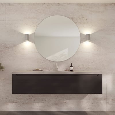 Loevschall Refine rundt spejl Ø100 cm med elegant ramme i børstet aluminium monteret over et mørkt træ-look skab.