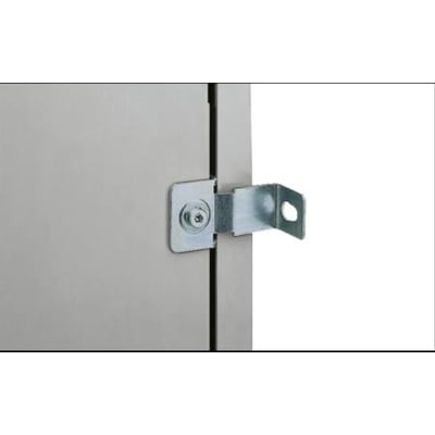 Schneider Electric vægbeslag til polyesterskab, vist monteret på siden af et gråt kabinet med et hvidt baggrund.