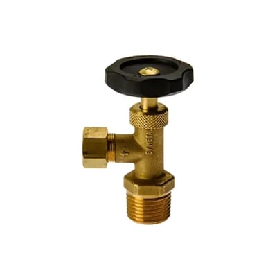 EV Metalværk vinkelnåleventil i messing med sort håndtag, 10 mm klemring og 1/2" gevind. Hvid baggrund.