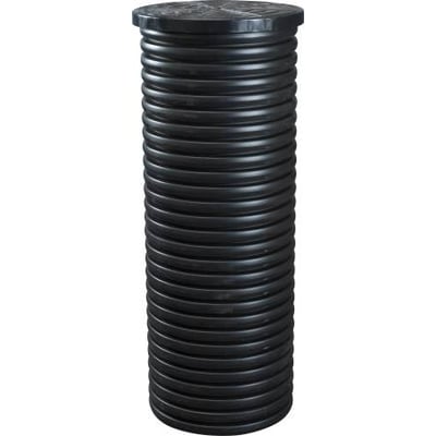 Sort plastmålerbrønd til QN 2,5-vandmåler med 32 mm koblinger, ribbet brøndrør og rundt dæksel.