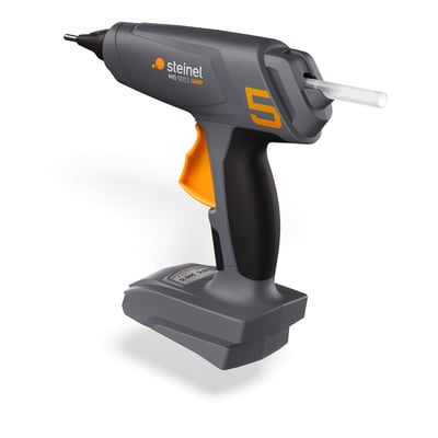 Steinel MG 5011 AMP limpistol i grå og orange, set skråt fra siden med limstang og batterifod.