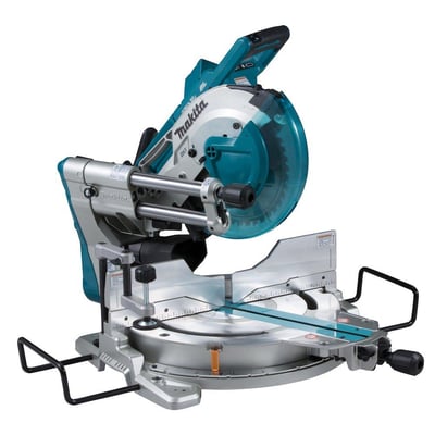 Set fra siden er Makita DLS111ZU kap-/geringssav med 2x18V motor, stor snitkapacitet og pladsbesparende design på hvid baggrund.