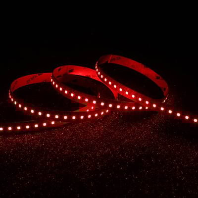 Ansell Lighting P-Cell LED bånd i rød farve, 5 meter, vist krøllet på mørk baggrund med glitrende effekt.