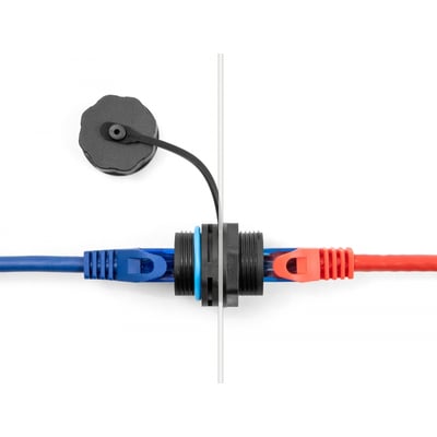 DeLock RJ45 Cat.6A kabelkonnektor forbinder blå og røde netværkskabler med beskyttelseshætte tilkoblet.