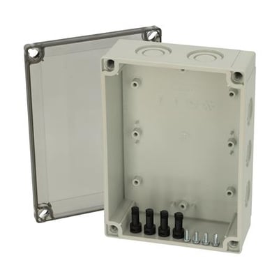 Fibox montageboks MNX M i lys grå polycarbonat med transparent dæksel liggende ved siden af. Inkluderer skruer og forborede kabelindgange.