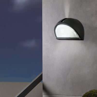 EGLO Onja udendørs væglampe monteret på en mørkegrå facade i tusmørke med himmel i baggrunden.